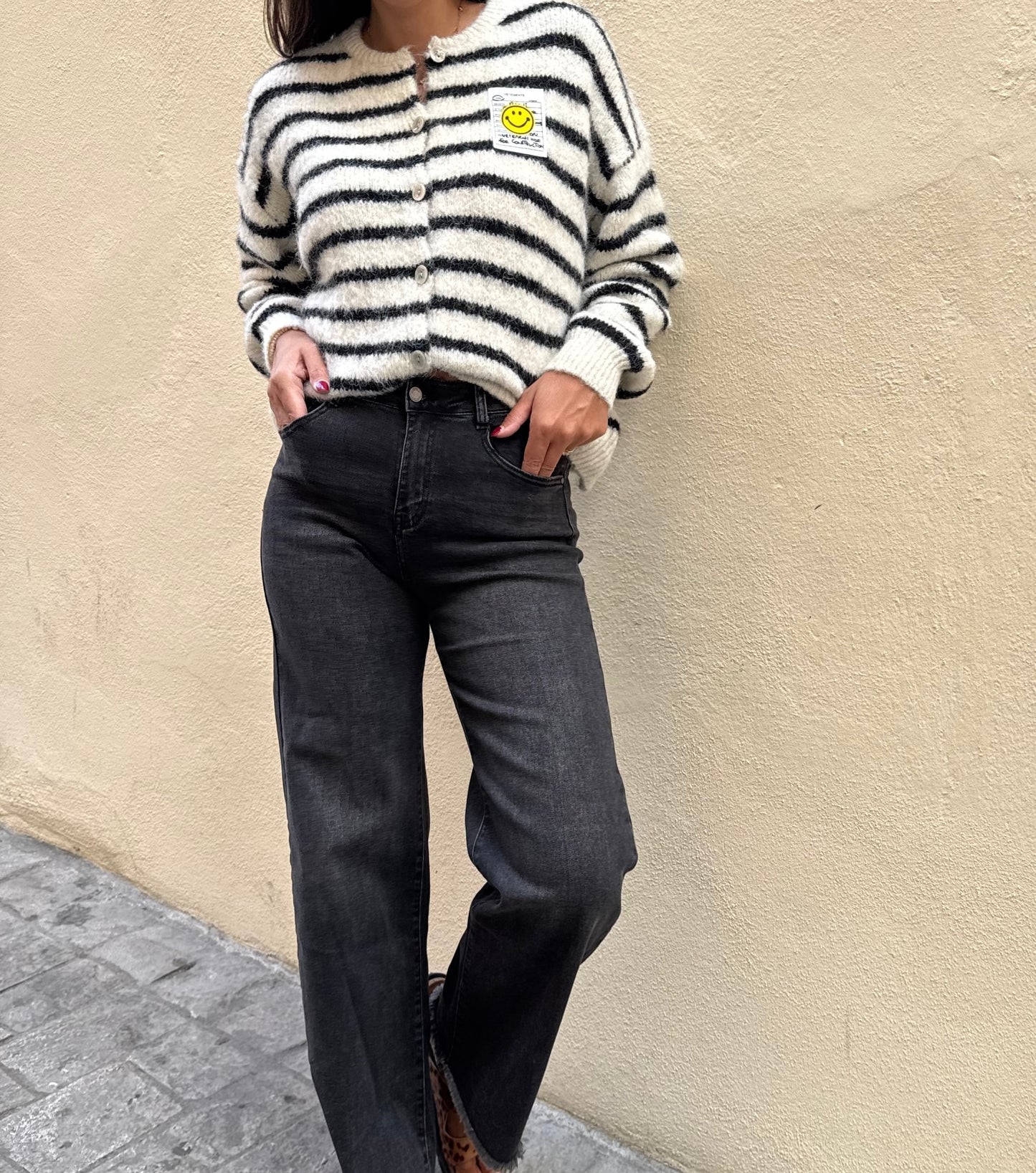 Kuschelige Strickjacke Smiley gestreift in schwarz