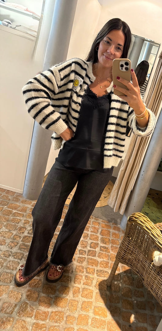 Kuschelige Strickjacke Smiley gestreift in schwarz