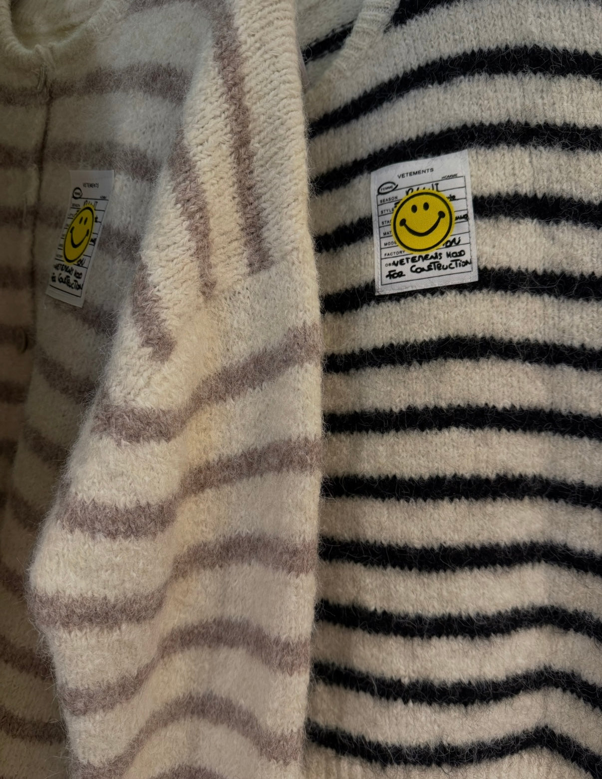 Kuschelige Strickjacke Smiley gestreift in beige