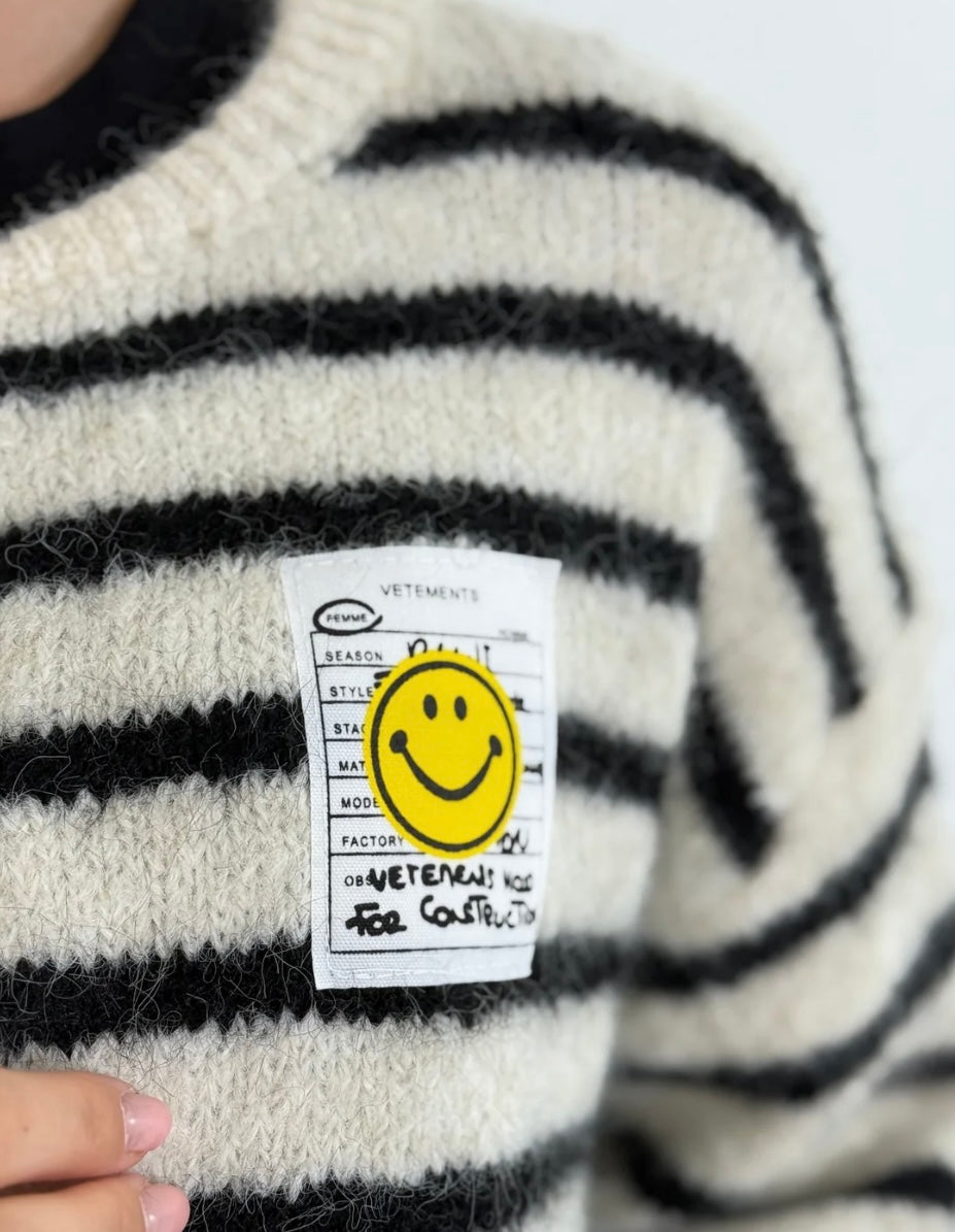 Kuschelige Strickjacke Smiley gestreift in schwarz
