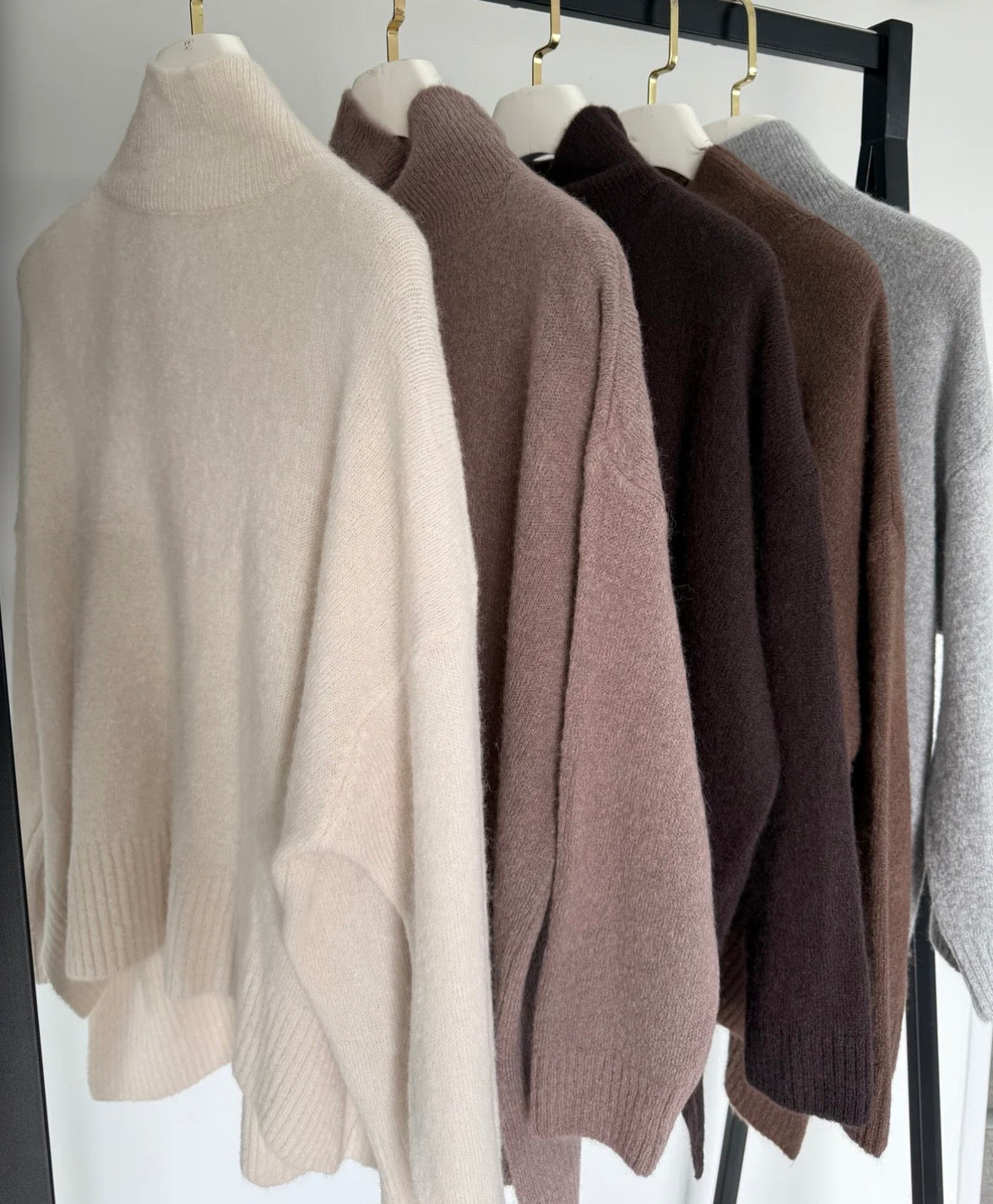 Turtleneck Pulli mit seitlichen Schlitzen in beige