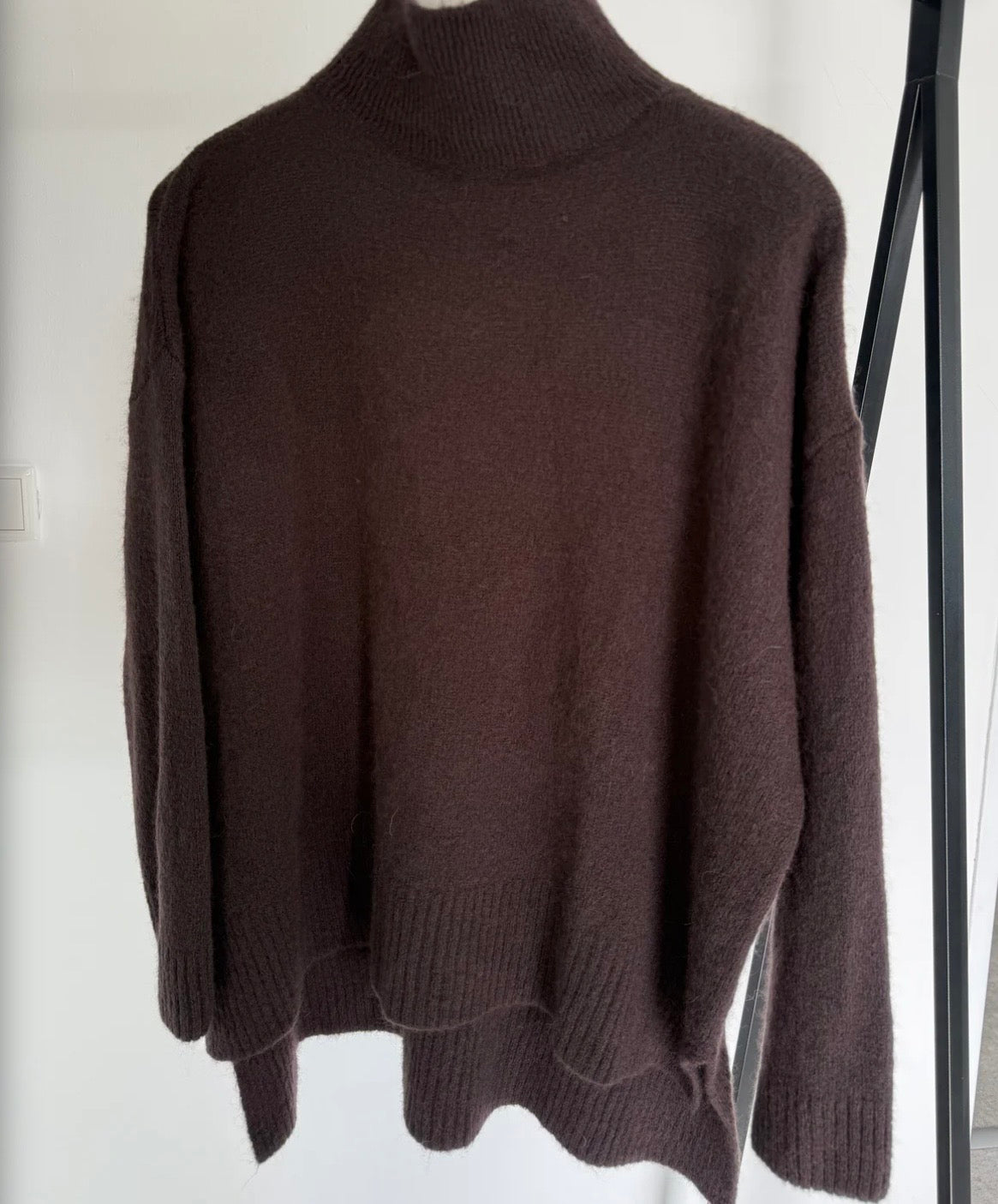 Turtleneck Pulli mit seitlichen Schlitzen in braun