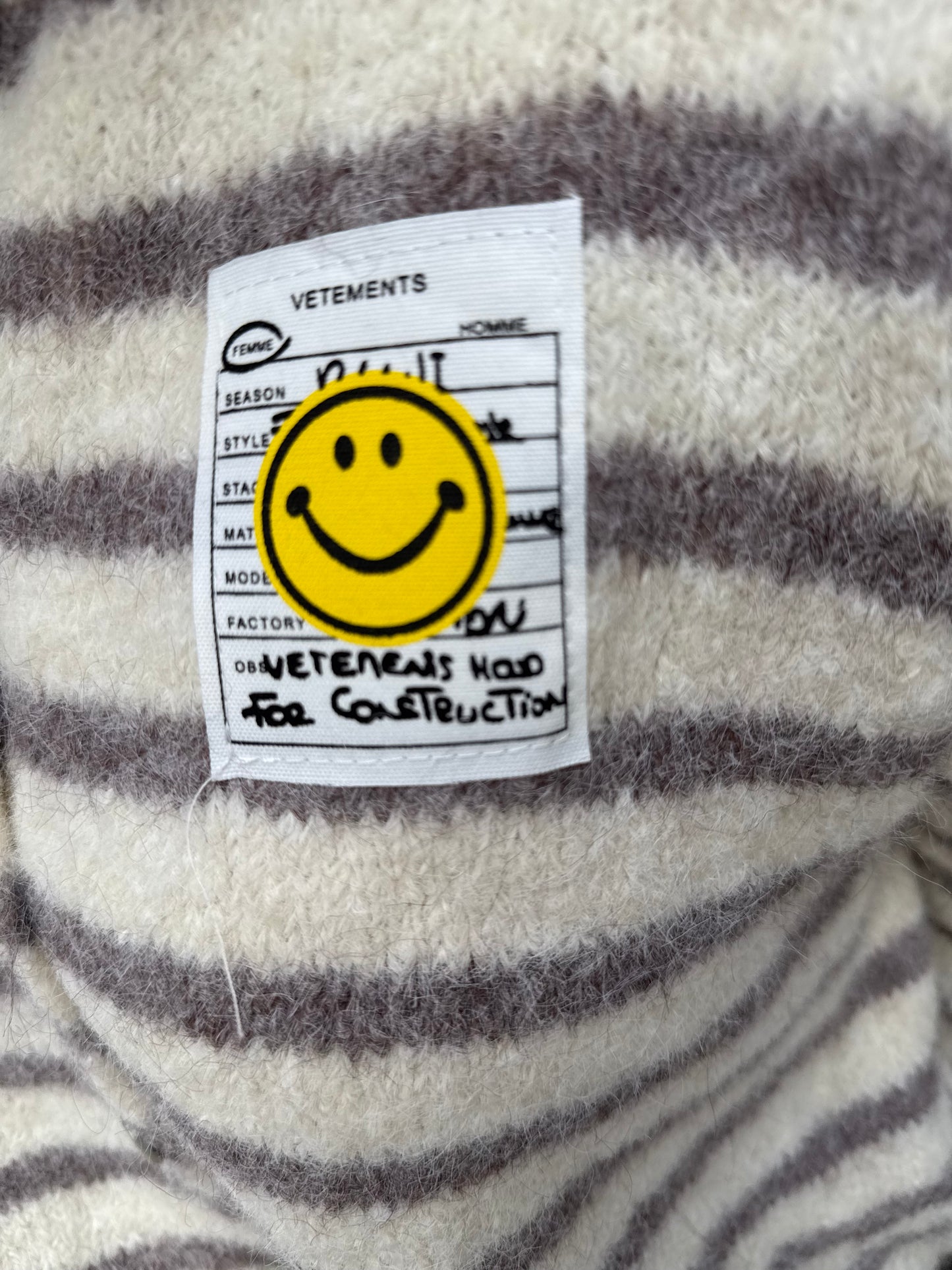 Kuschelige Strickjacke Smiley gestreift in beige