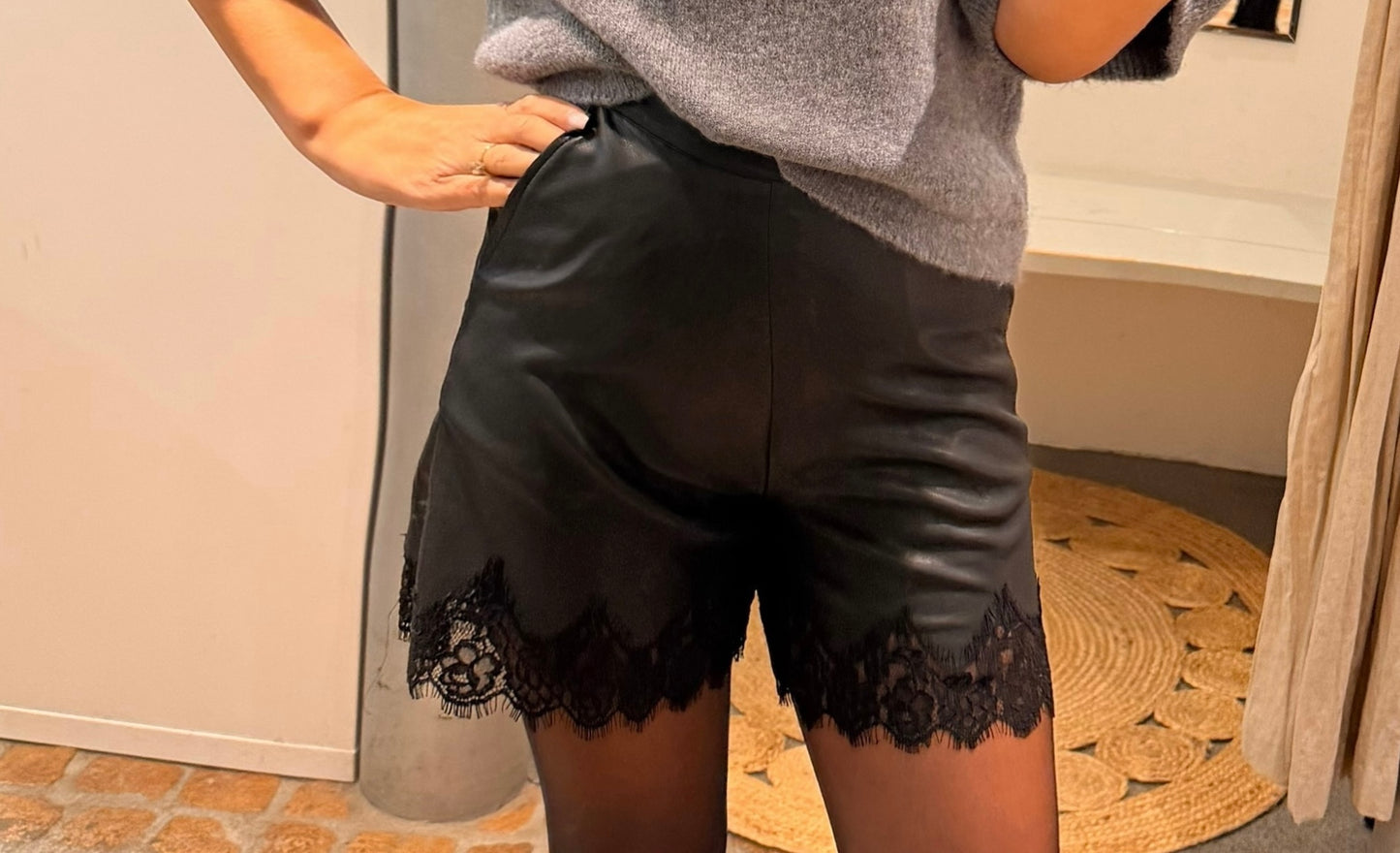 Shorts Lederoptik mit Spitze in schwarz