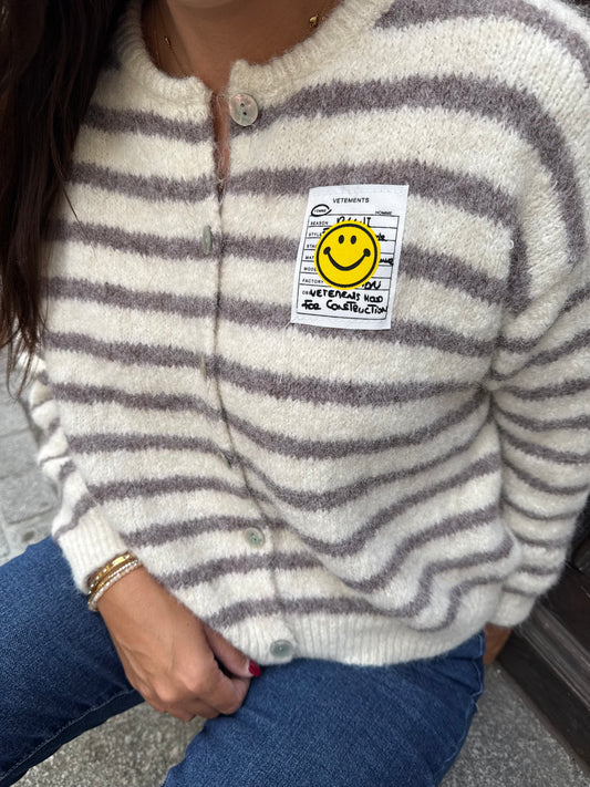 Kuschelige Strickjacke Smiley gestreift in beige