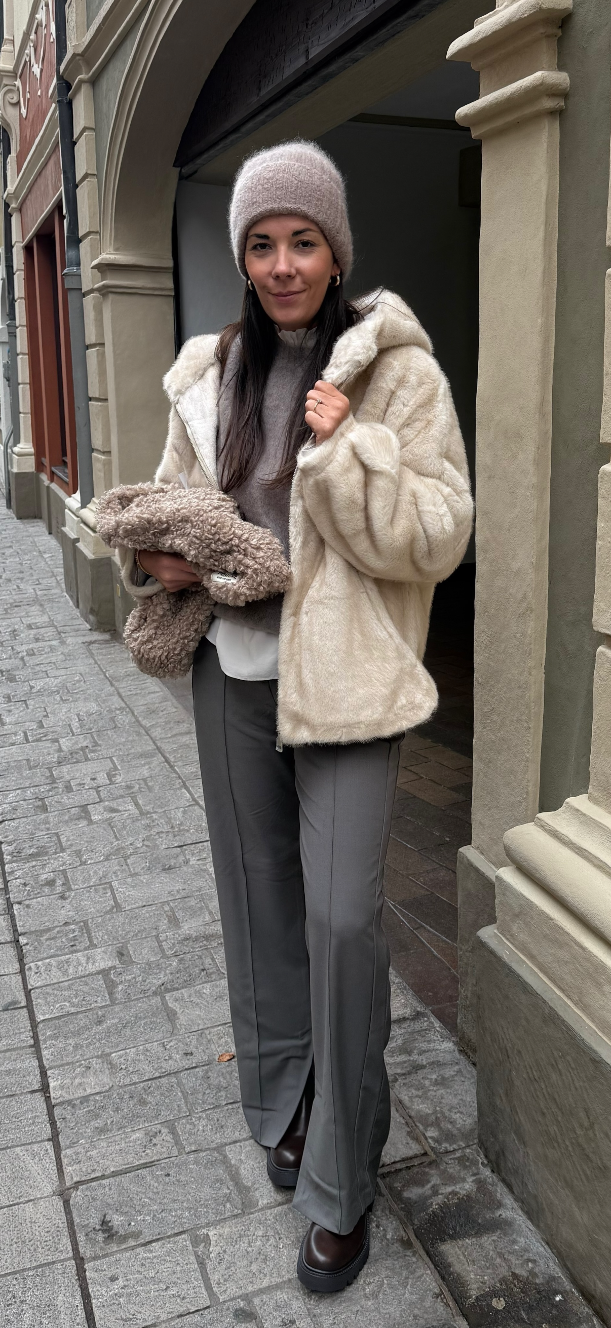 Fellimitat Jacke mit Kapuze in beige