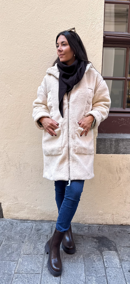 Peppercorn Teddy Mantel