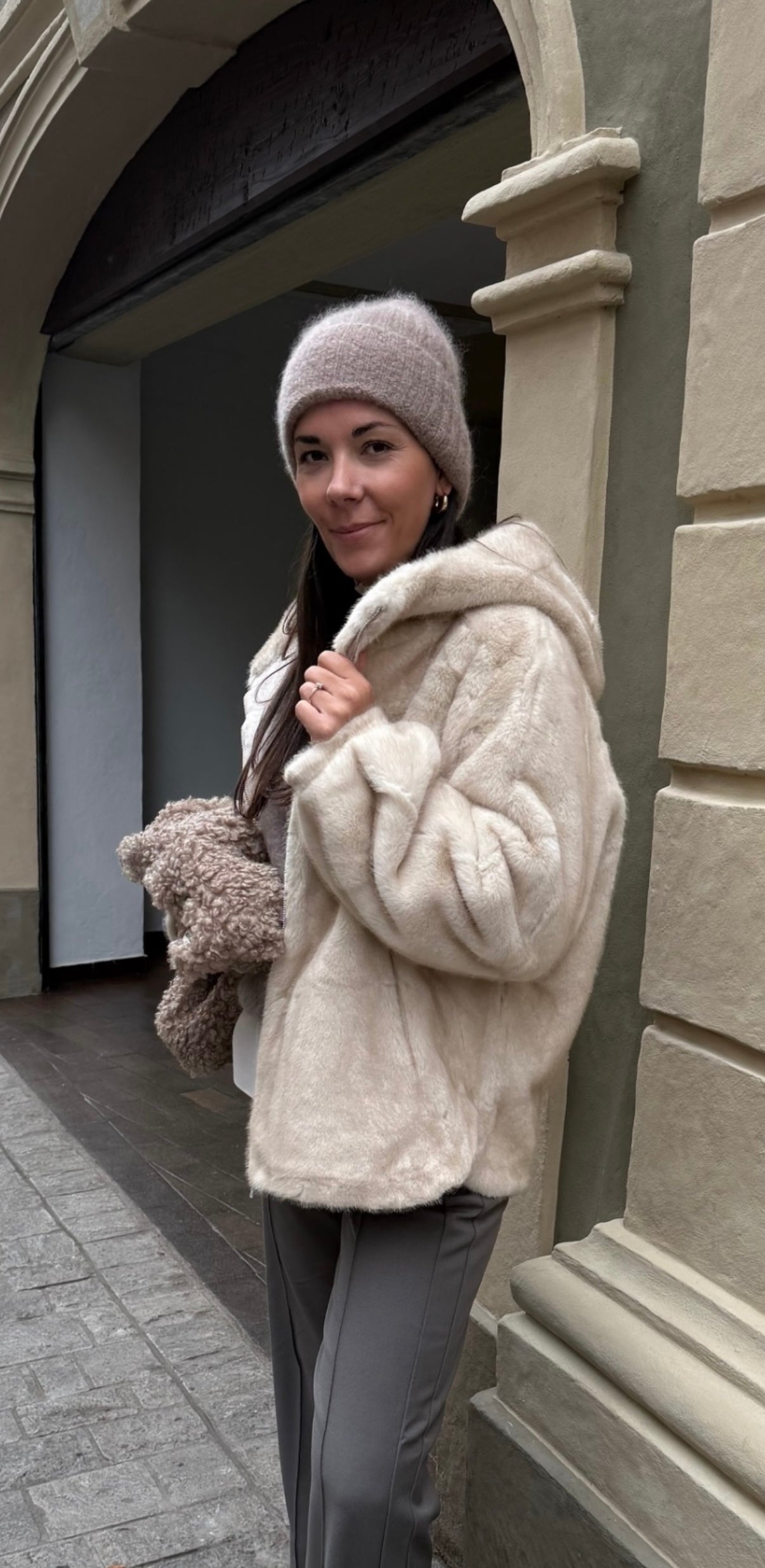 Fellimitat Jacke mit Kapuze in beige