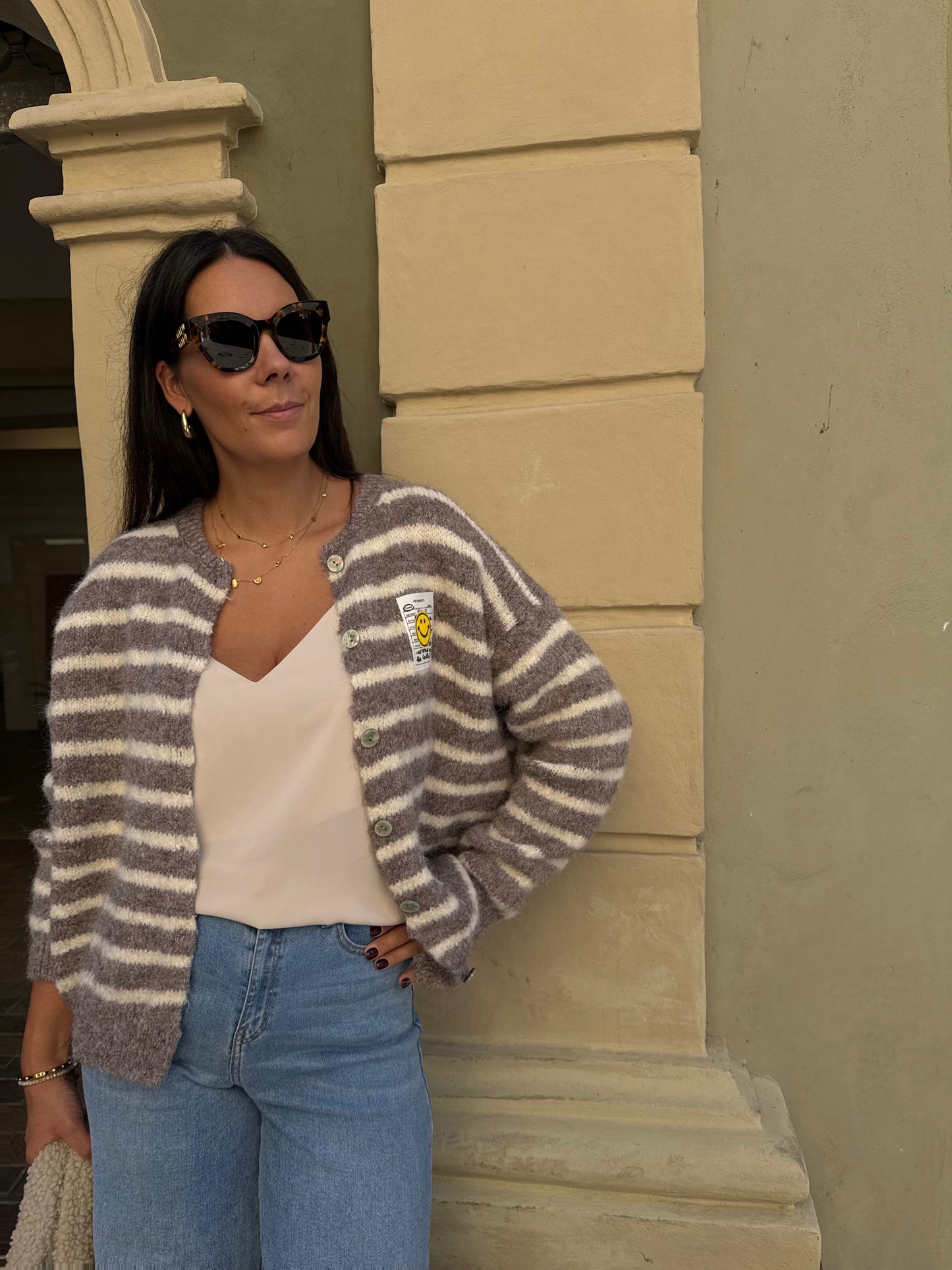 Kuschelige Strickjacke Smiley gestreift in taupe