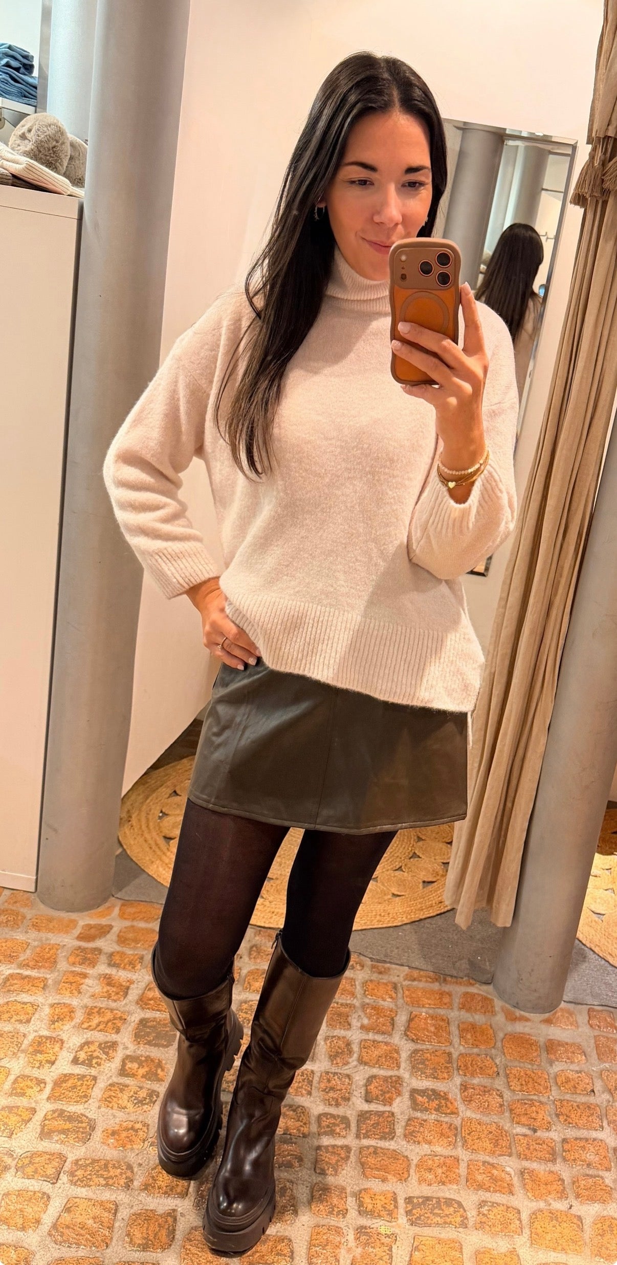 Turtleneck Pulli mit seitlichen Schlitzen in braun