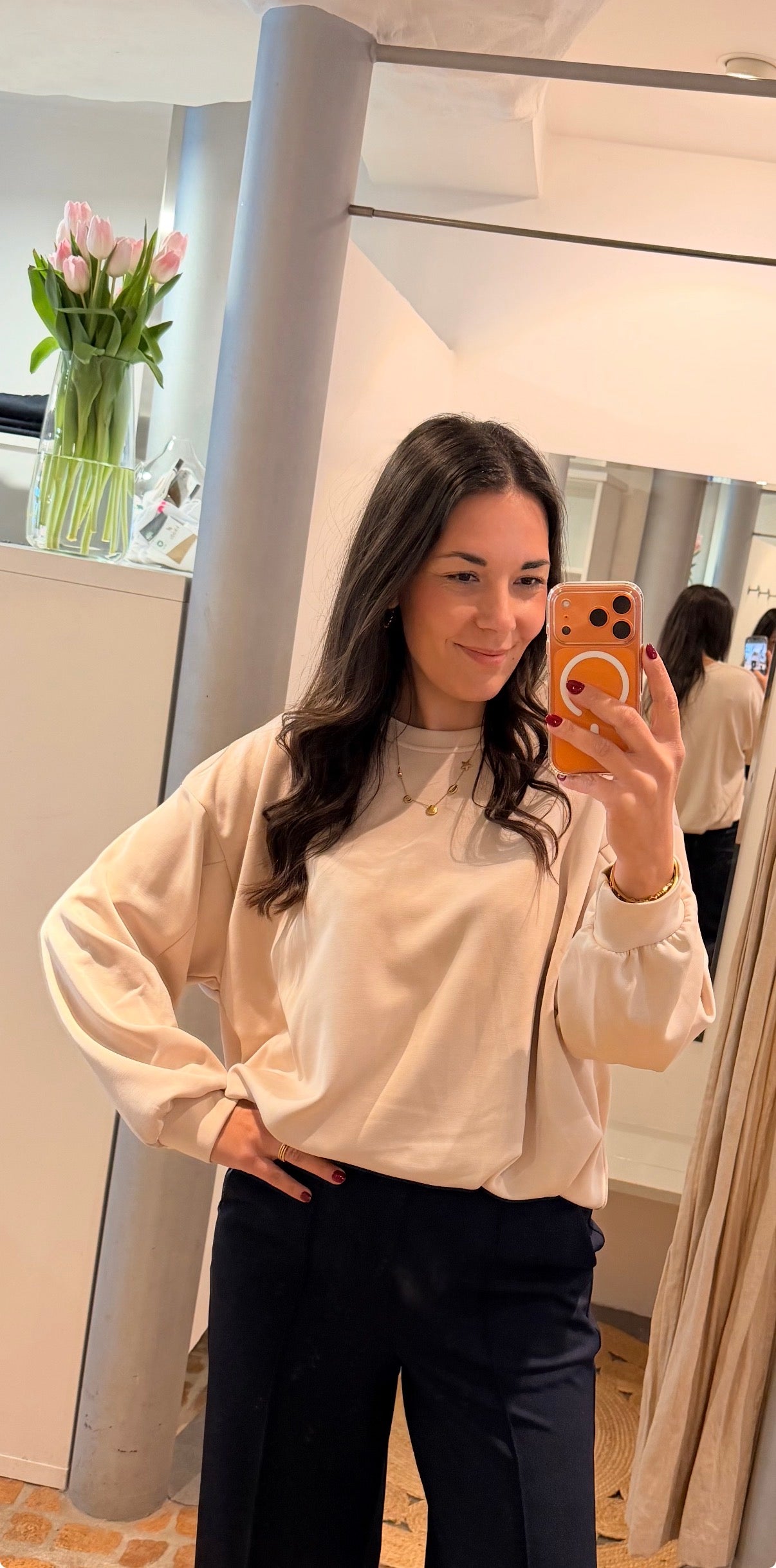 SWEATSHIRT MIT BALLONSAUM IN BEIGE