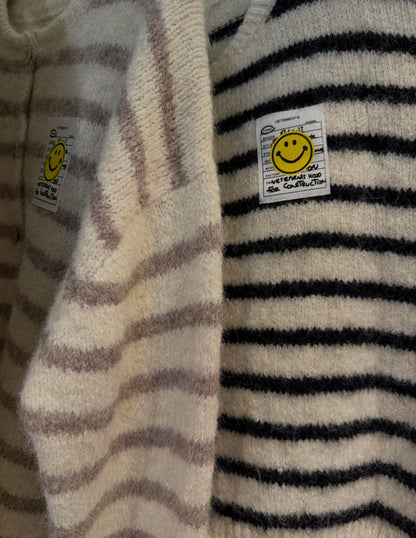 Kuschelige Strickjacke Smiley gestreift in beige