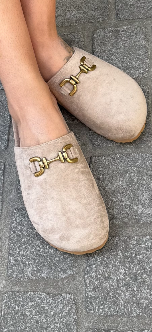 Slippers mit Schnalle in Taupe