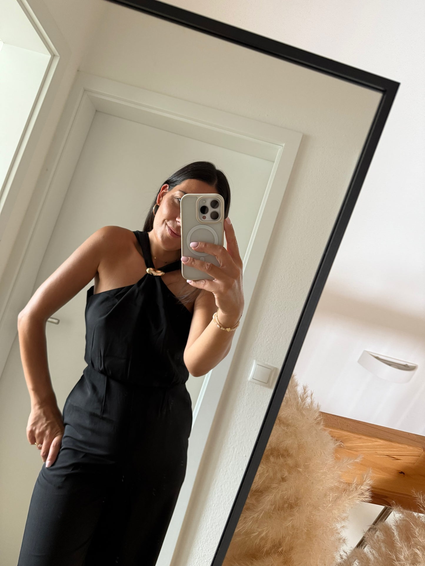 Neckholder Jumpsuit Gold Details schwarz