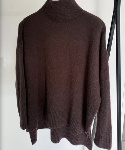 Turtleneck Pulli mit seitlichen Schlitzen in braun