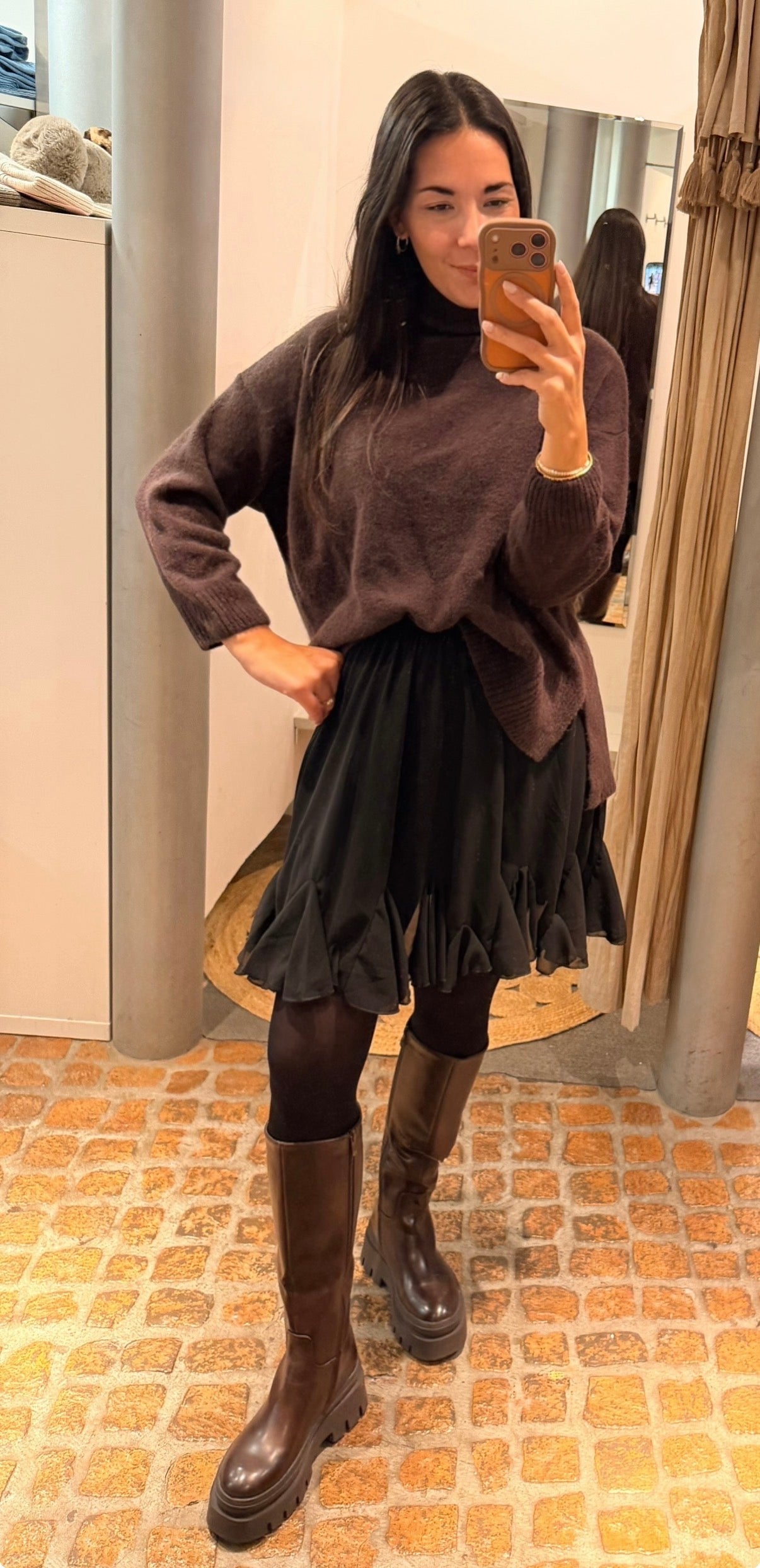 Turtleneck Pulli mit seitlichen Schlitzen in braun