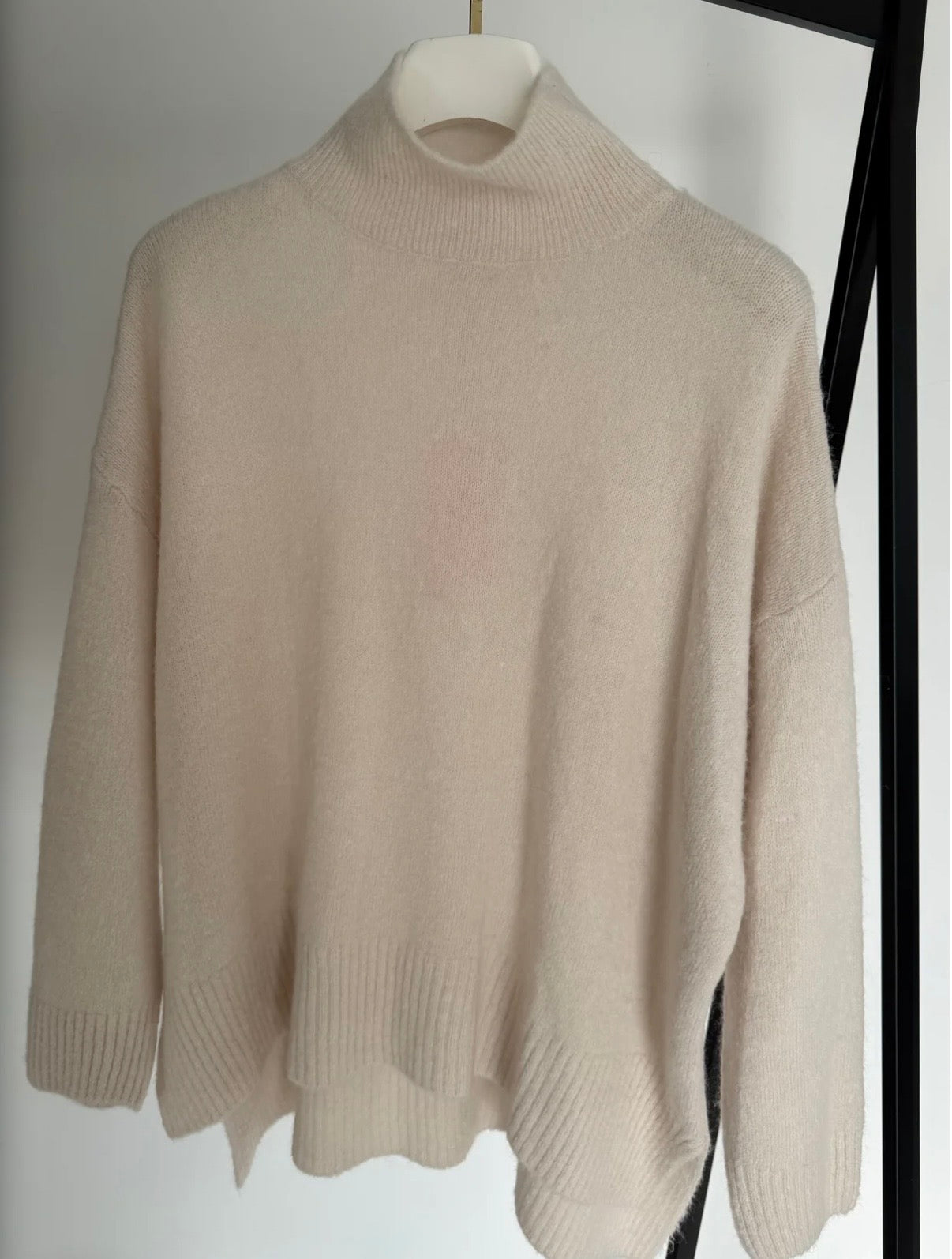 Turtleneck Pulli mit seitlichen Schlitzen in braun