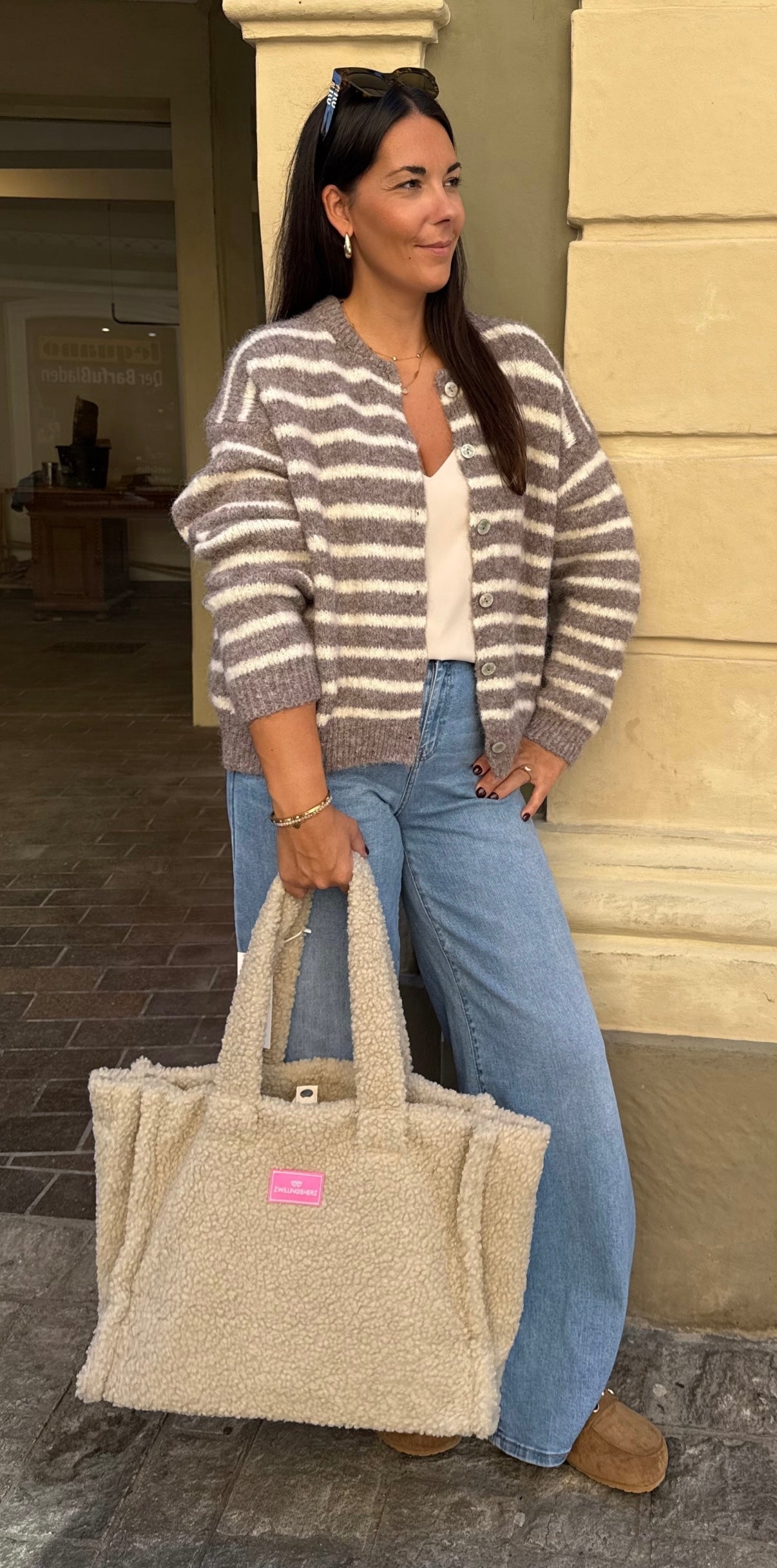 Kuschelige Strickjacke Smiley gestreift in taupe