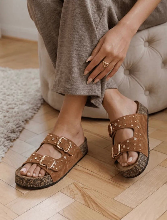 SCHLAPPEN MIT NIETEN