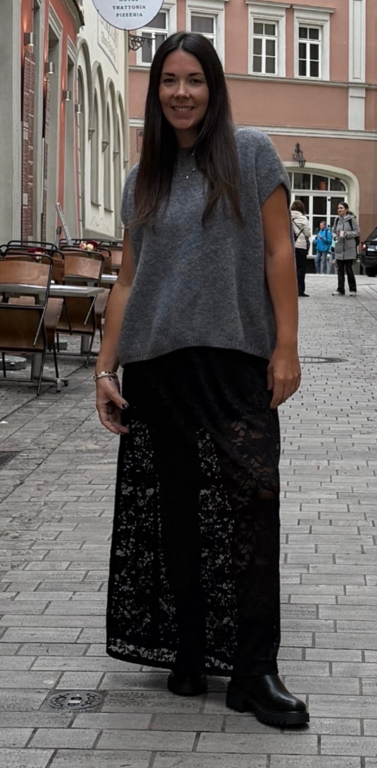 Loose Rock mit Spitze in schwarz